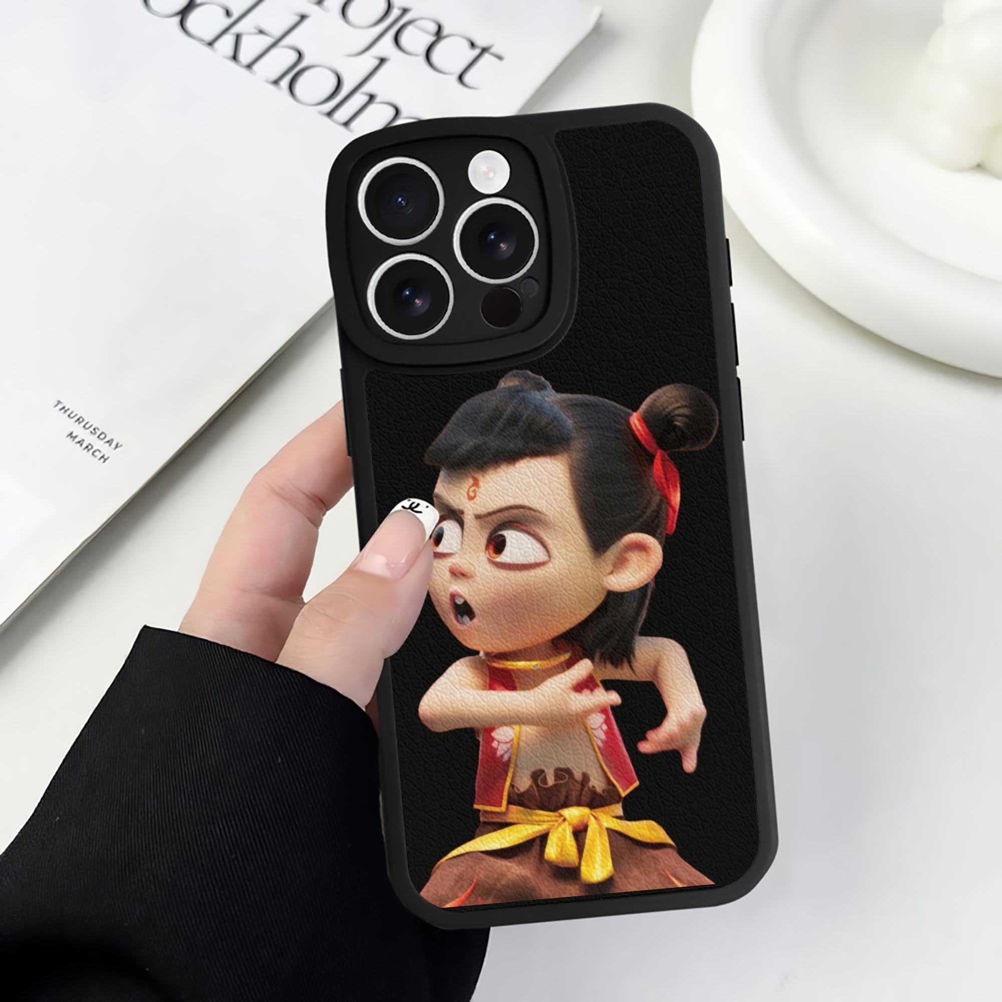 （画像用） Ne Zha 2 ナタ 魔童の大暴れ 【iPhone 16シリーズ対応】シリコンスマホケース（レザー調） 材質：シリコン